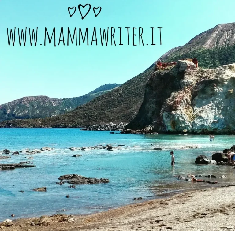 Panorama dell’isola di Vulcano con logo MammaWriter