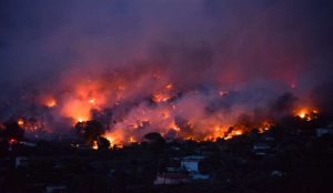 mamme e bambini morti abbracciati nell'incendio di Atene