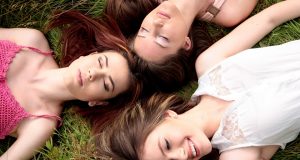 ragazze coi capelli al vento