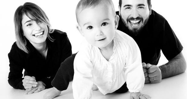 bimbo chiama per nome mamma e papà