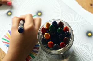 bimbo che disegna