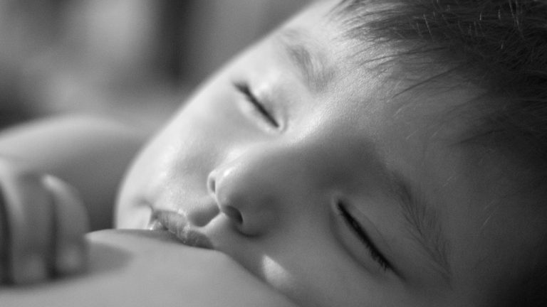si può allattare con le protesi?