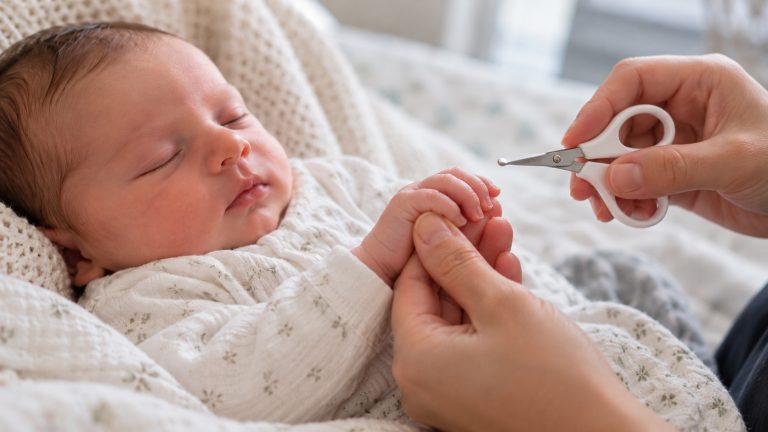 tagliare unghie del neonato